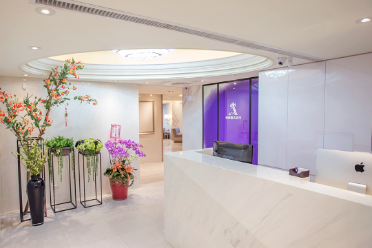 簡潔大方接待處-極緻醫美診所